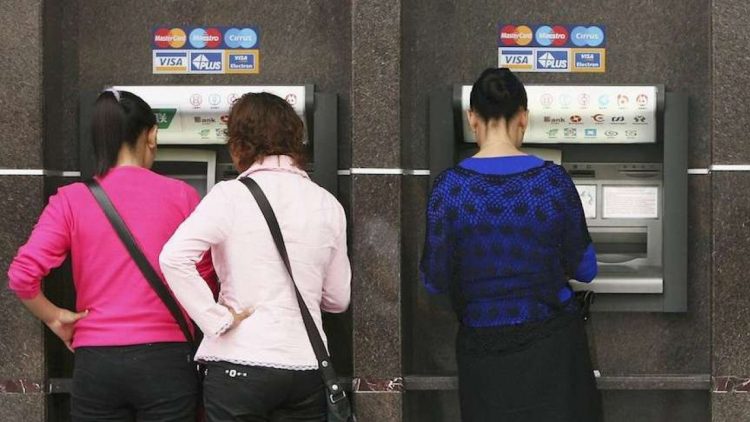 Di Hadapan Mesin ATM, Kecemasan Kita Berbeda