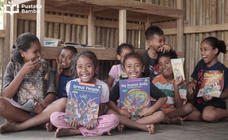 Wajah Ceria Anak-anak saat Pembukaan Pondok Baca Pustaka Bambu